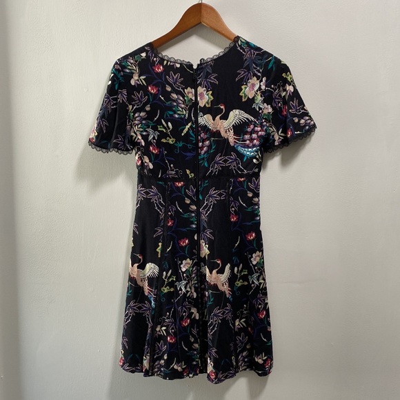 Alice + Olivia Amara Floral Bird Print Lace Trim Dress, Size 0 - Picture 5 of 12
